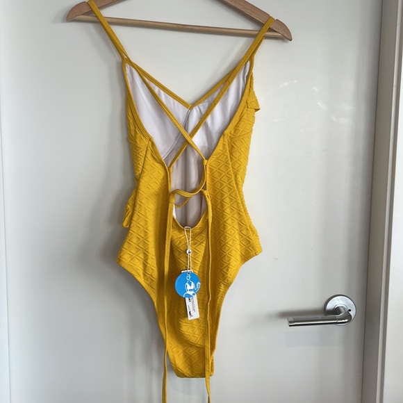 Yellow Ruffle One piece - BNWT Cupshe - Picture 2 of 8